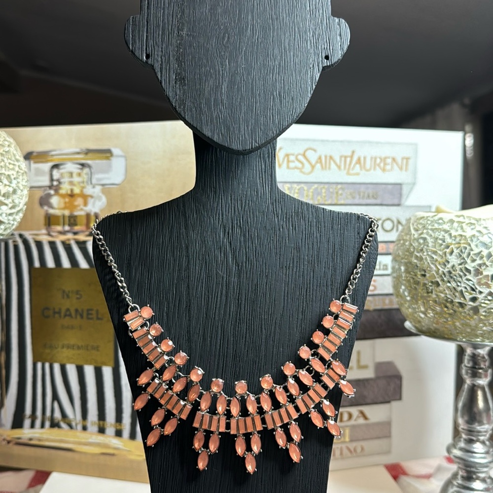 EUC SILVER-TONE & GEM NECKLACE  WOULD LOOK GOOD FOR DRESSING UP OR WITH JEANS